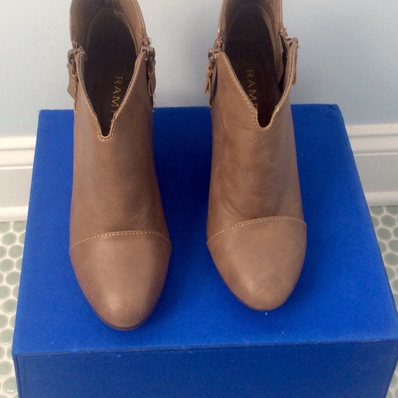 RAMPAGE BROWN ANKLE BOOTS - Size 6M - Picture 2 of 6